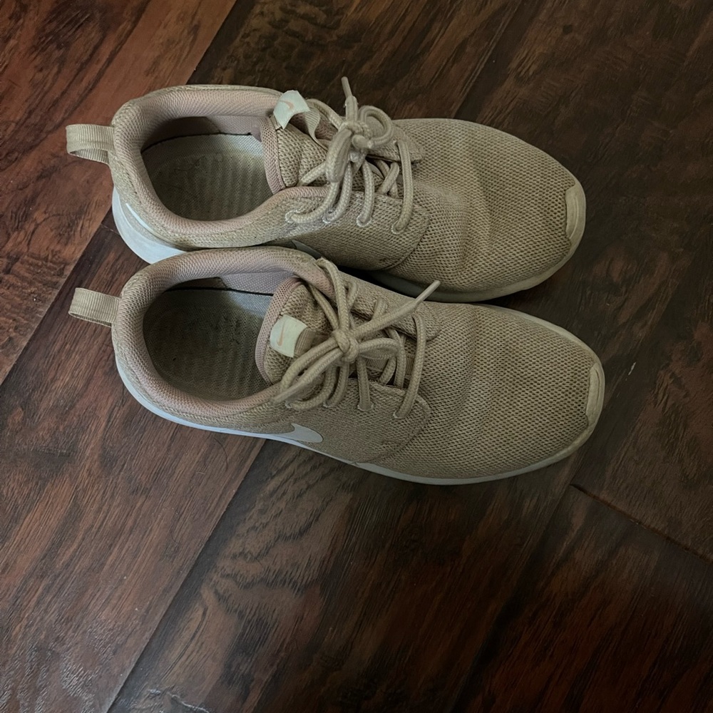 Nike Tennis Shoes